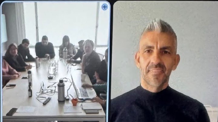 Taller grupal con Christian Oliz conectado por videollamada a una sala de reuniones