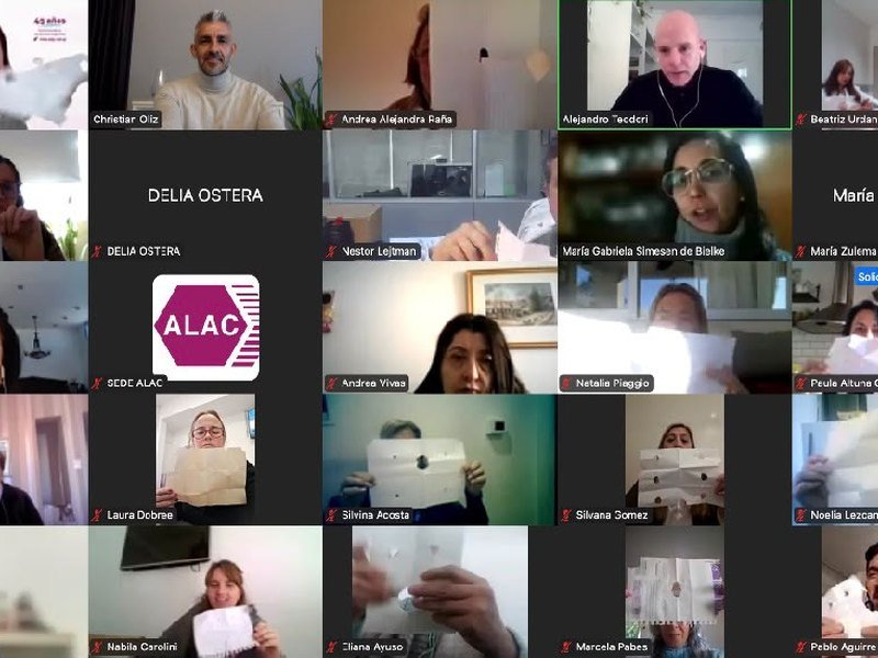 Capacitación virtual con participantes de una organización conectados por videollamada