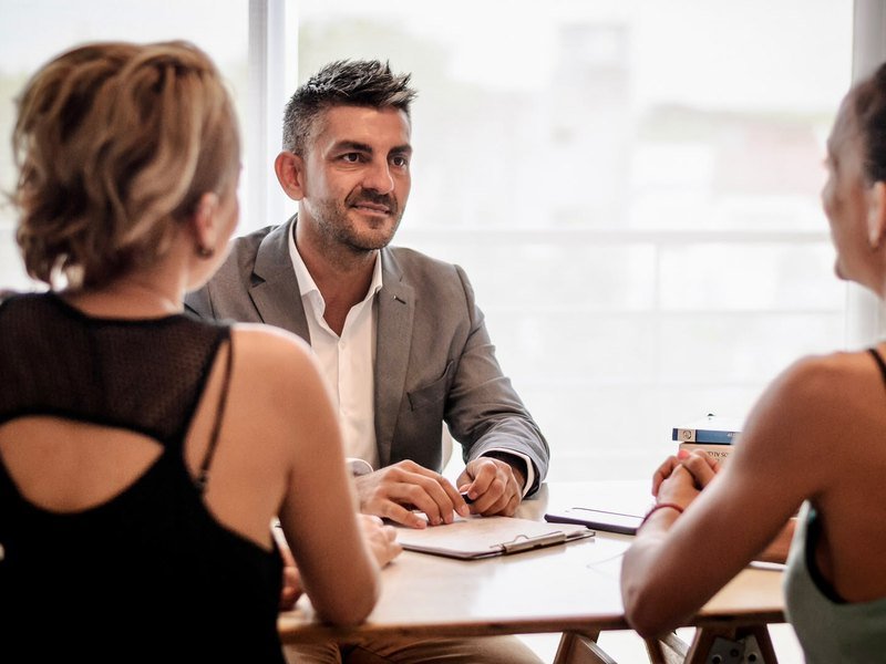 Christian Oliz en una sesión de coaching con dos personas