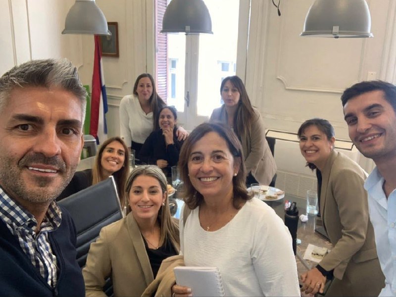 Christian Oliz junto a un equipo de trabajo en una sesión presencial